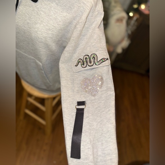 ☃️BOGO50%☃️🆕🐍EXPRESSED SOCIETY: GREY Pullover Hoodie w/Crystal Snake & Heart MED - Picture 10 of 17